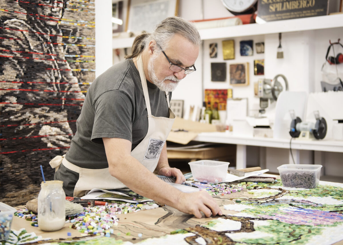 PORTRAIT Gary in Studio credit © Drostle Public Arts