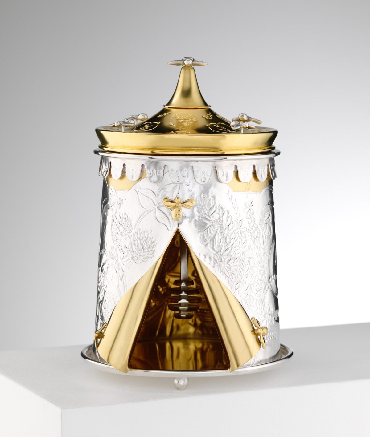 Knights Pavillion Honey Pot. Bryony Knox 20 x 14 x 14cm. Silver,Gilt. Pearson collection.Image Shannon Tofts Knights Pavillion Honey Pot. Bryony Knox 20 x 14 x 14cm. Silver,Gilt. Pearson collection.Image Shannon Tofts