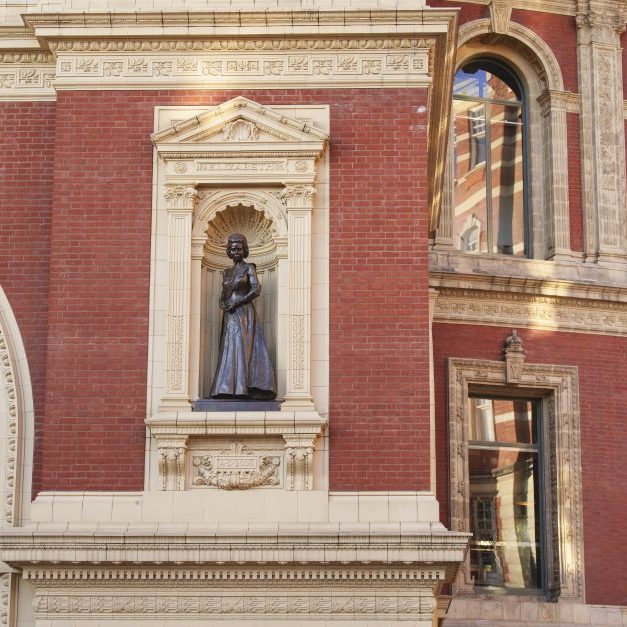 The new RAH statues at door 6 and 12 24-11-23