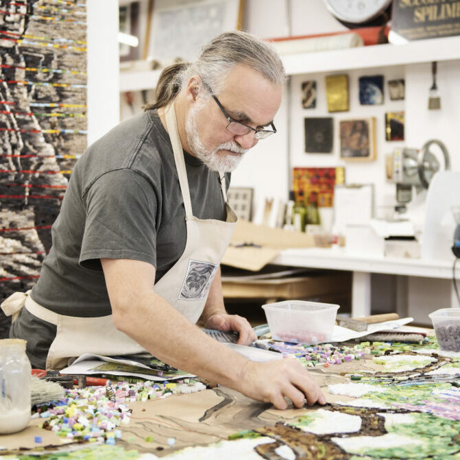 PORTRAIT Gary in Studio credit © Drostle Public Arts